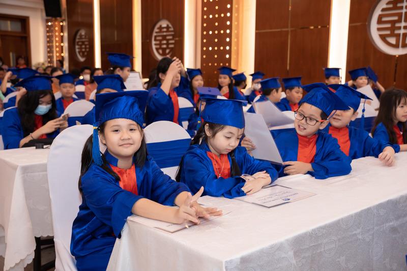 Học sinh VAIC Nha Trang rạng rỡ trong lễ tốt nghiệp tiếng Anh.