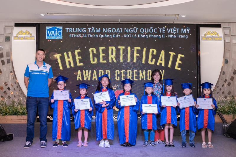 Học sinh VAIC Nha Trang nhận chứng chỉ tốt nghiệp, mặc áo cử nhân.