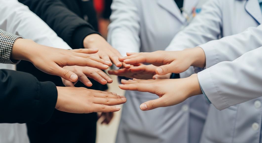 Những bàn tay thể hiện sự đoàn kết của đội ngũ y tế.