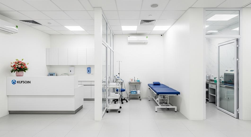 Nội thất phòng khám tư nhân hiện đại, thiết kế tối giản, trang thiết bị.